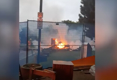 지난 2일(현지시각) 캐나다 몬트리올의 한 공원에서 소방대원들이 추락한 경비행기로부터 발생한 화재를 진압하고 있다.  [더4K가이 유튜브 캡처]